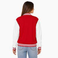 Veste universitaire tendance pour femme, conçue avec des détails côtelés en tissu doux et une coupe décontractée pour un style élégant au quotidien.