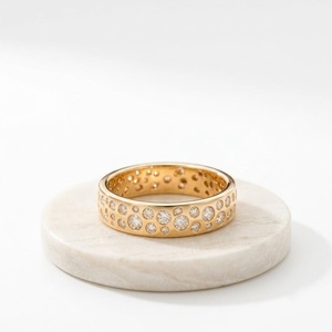 Bague Cigare Unisexe en Or Massif avec Diamant de Laboratoire Rond Certifié IGI 1,90 CT Couleur E Pureté VVS, Sertie en Bezel, pour Mariage - Product Image 1