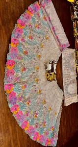 ชุดเลเฮนกาโชลีปักลายดอกไม้สุดหรู พร้อมผ้าคลุมไหล่เน็ต – ชุดแต่งงานสีพาสเทลดีไซน์เนอร์สำหรับผู้หญิง - Product Image 3