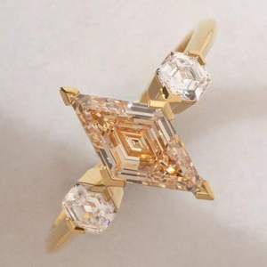 Bague en acier inoxydable plaqué or 18 carats avec trois pierres, zircon rose ovale, bijoux pour femmes, pour mariage, fête, cadeau - Product Image 2