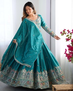 Conjunto de Lehenga Choli bordado en negro y morado de buena calidad con blusa y dupatta a juego para mujer, disponible para la venta. - Product Image 1