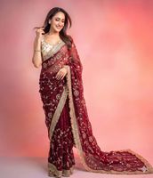 Sari indien traditionnel en soie satinée avec broderies et perles pour femmes, idéal pour les mariages et les tenues de fête tendance.