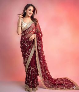 Sari indien traditionnel en soie satinée avec broderies et perles pour femmes, idéal pour les mariages et les tenues de fête tendance. - Product Image 1