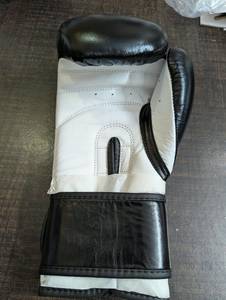 Gants de boxe en cuir PU 16oz avec logo personnalisé pour le kickboxing, le sparring et l'entraînement aux arts martiaux, à doigts complets, à enfiler - Product Image 4