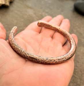 Bracelet en cuivre fait main pour hommes et femmes, conçu avec des propriétés de guérison spirituelle pour la méditation et l'équilibrage des chakras. - Product Image 5