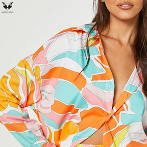 Conjunto de 2 piezas de pantalones cortos de satén para mujer, estampado floral, cuello en V, manga larga, ajuste holgado, ropa informal de primavera y verano, conjunto de camisa y pantalones cortos para mujer - Product Image 6