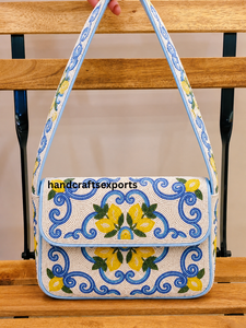 Sac à bandoulière de luxe artisanal personnalisé, motif floral bleu et jaune, tendance, robuste, léger et sûr, à porter en bandoulière - Product Image 1