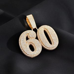Pendentif Hip Hop en Moissanite N°60, Best-seller, Bijou Tendance en Cristal pour Hommes et Femmes, Disponible à la Vente - Product Image 4