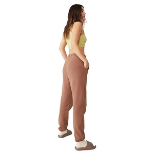 กางเกงสเวตเตอร์ผ้าฝ้าย100% สำหรับผู้หญิงพิมพ์ลายโลโก้ด้านหน้าแบบเรียบออกแบบได้ตามที่ต้องการ - Product Image 4