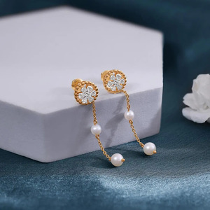 ต่างหูเพชรทรงหยดน้ำประดับดอกไม้หินสีขาวทอง - Product Image 3