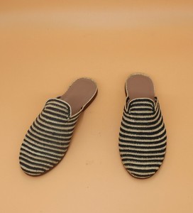 Mules en raphia faites à la main : Chaussures marocaines tissées de Marrakech - Product Image 2