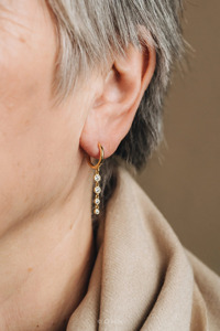 ต่างหูเพชรทรงหยดน้ำประดับขอบทองคำสีเหลือง - Product Image 3