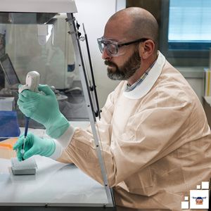 Veste de laboratoire jetable unisexe de 30 pouces 50 Gsm SMS Tan Hip-Length PPE Coat Front Snaps Knit Cuffs Collar 3 Poches Pack 100 Snaps - Product Image 6