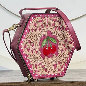 Sac bandoulière western en cuir véritable artisanal, motif cerise, forme hexagonale unique, pour femmes. - Product Image 2