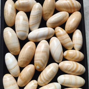 Sphère de cristal de calcite jaune de haute qualité, Lingam unique pour la décoration intérieure, vente en gros avec perles rouges - Product Image 1
