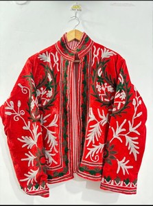 โรงงานขายส่งเสื้อแจ็คเก็ตกำมะหยี่สีแดงปักลายหนาสำหรับผู้หญิง สไตล์ลำลอง คอตั้ง แขนสั้น แบบเปิดด้านหน้า รับผลิตตามแบบ OEM - Product Image 3