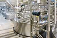 Moderne apparatuur voor de verwerking van smaakvolle sappen voor de productie van gearomatiseerde dranken door middel van meng-, mix- en homogenisatiemachines
