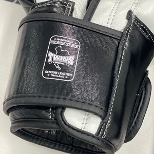 Gants de boxe en cuir de vache véritable faits à la main Twins Muay Thai avec attaches auto-agrippantes, respirants et anti-humidité - Product Image 3