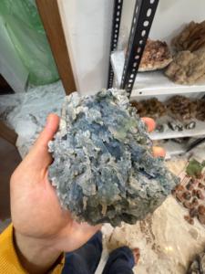 Cristal de calcédoine bleue naturelle avec motif marbré |   Présentoir de minéraux décoratifs - Product Image 1