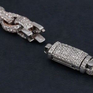 Pulsera cubana de diamantes bicolor, una pieza de joyería brillante con un diseño elegante para amantes de la moda, coleccionistas y buscadores de joyas. - Product Image 4