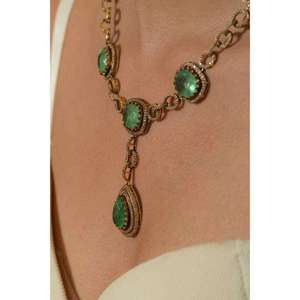 Bijoux de mariée indiens faits à la main, collier choker et boucles d'oreilles en Kundan vert, plaqué rhodium avec pierres précieuses vertes - Product Image 4