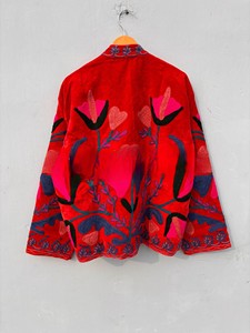 เสื้อแจ็คเก็ตกำมะหยี่สีแดงทำมือขายดีประจำปี 2026 สำหรับผู้หญิง ลายดอกซูซานีสีสันสดใส ปักลายด้วยมืออย่างหรูหรา เสื้อโค้ทฤดูหนาวราคาโรงงาน - Product Image 3