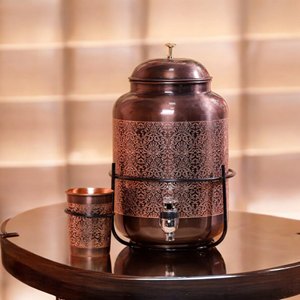 Matka en cuivre pur artisanal, distributeur d'eau, avec robinet en laiton, support et ensemble de verres et pichet - Product Image 1