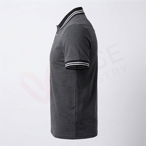 Polo à manches courtes gris foncé pour homme, couleur unie, en coton tricoté, décontracté, respirant, coupe classique, avec col à bordure blanche - Product Image 3