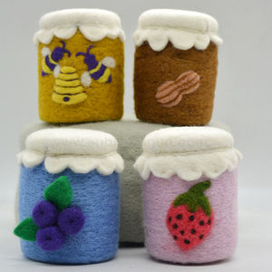 Confiture de fraises en feutre de laine 100% naturelle - Jouet alimentaire artisanal |   Jouet de simulation pour enfants |   Jouets en peluche - Product Image 5