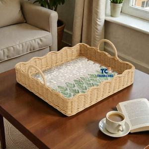 Plateau en rotin à coquille de nacre festonnée, choix durable, décoration artisanale naturelle pour marques éthiques, plateau incrusté de perles - Product Image 1