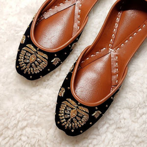 Zapatos Khussa Hechos a Mano para Mujer, Calzado Étnico Tradicional Pakistaní, Zapatos Planos Bordados para Mujer a Precio de Mayoreo - Product Image 2