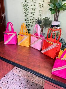 Bolsas de regalo étnicas vibrantes hechas a mano, celebración de la tradición y el color, impresionantes bolsas étnicas hechas a mano, bolsa de boda Shagun. - Product Image 4