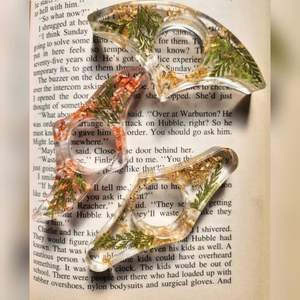 Soporte de Resina para Páginas de Libros |   Lector de Pulgar para Venta al por Mayor, Soporte de Resina para Páginas de Libros |   Herramienta de Lectura con el Dedo Pulgar para Tiendas Minoristas - Product Image 1