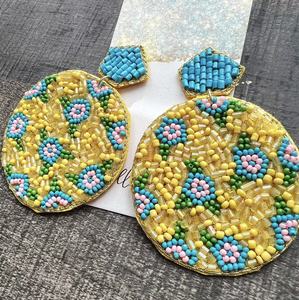 Pendientes de botón clásicos unisex con letras, hechos a mano, de cuentas de cristal multicolor con diseño floral, novedades para profesores, ideales para bodas y fiestas. - Product Image 2