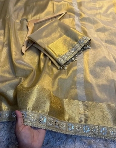 Sari de Tela Banarasi Tejida con Diseño KV (Dorado) - Product Image 5
