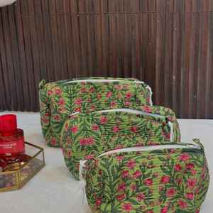 Pochette de toilette matelassée Kantha imprimée à la main avec fermeture éclair, sac en tissu de coton à imprimé floral pour femmes, ensemble de trousses de maquillage - Product Image 4