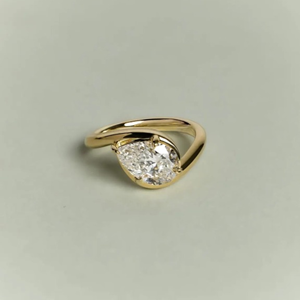 Anillo de Compromiso con Diamante Cultivado en Laboratorio de 2 Quilates, Corte Pera, Banda Ondulada, Estilo East West - Product Image 1