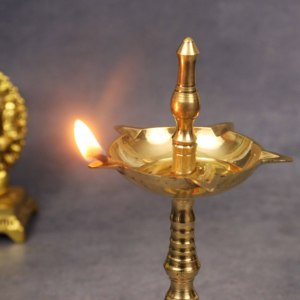 Lámpara Diya de Latón Kerala Fancy Small Nilavilakku para Pooja, Regalos y Decoración del Hogar - Product Image 4