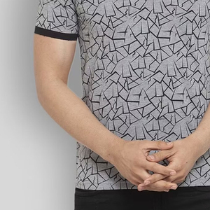 Polo en tricot à imprimé géométrique pour homme, manches courtes, décontracté, noir et gris, coupe classique, avec poche, respirant, en polyester et coton - Product Image 4