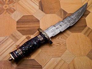Couteau de chasse Bowie Damas haut de gamme avec manche en résine, couteau d'extérieur fait main sur mesure, couteau à pointe clip en acier, vente en gros - Product Image 3