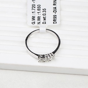 Vente en gros - Bague en or blanc massif 14 carats avec diamant naturel rond - Trois pierres serties - Bijoux fins - Memoria Jewels - Product Image 5