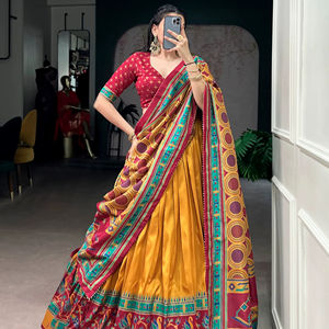 Elegante Lehenga de Seda Tasar con Estampado Icónico y Dupatta con Borlas - Product Image 1