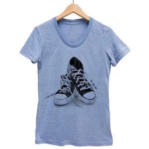 T-shirt blanc à col en V et manches courtes pour homme avec imprimé baskets, style décontracté, 100 % coton jersey, coupe classique - Product Image 2
