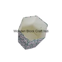 Poubelle décorative ouverte faite à la main en carton PP imprimé au bloc, avec enveloppe en tissu 100 % coton.