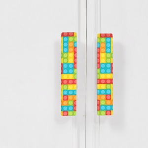 Poignée de porte rectangulaire en bois faite à la main, style Lego coloré, multicolore, pour chambre d'enfant, commode, tiroir, placard, facile à installer, moderne - Product Image 1
