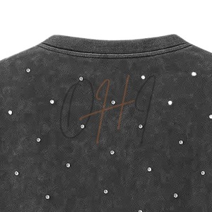 Camiseta Oversize Negra Lavada para Hombre con Pedrería y Estampado Gráfico - Product Image 3