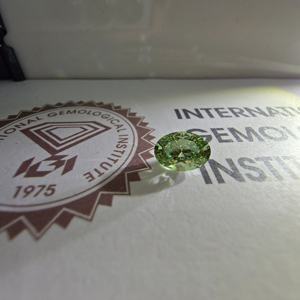 เพชรทรงรีสีเขียวสดใส 1.5 กะรัต เจียระไนแบบบริลเลียนท์ เพาะเลี้ยงในห้องปฏิบัติการ ระดับความสะอาด VS2 ได้รับการรับรองจาก IGI เพชรเม็ดเดี่ยว - Product Image 5