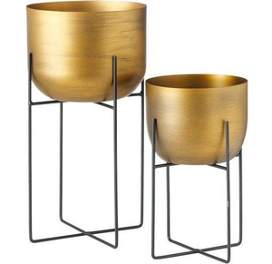 Jardinière décorative en métal finition or, fabrication artisanale de Moradabad, révèle un savoir-faire de qualité supérieure, élégance discrète pour l'utilisation en jardin. - Product Image 2