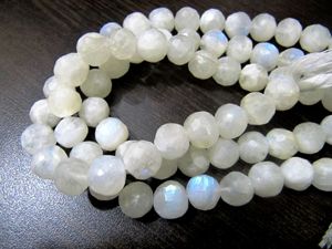 Perles de pierre de lune arc-en-ciel blanches naturelles 9-10 mm facettées 10 pouces - Product Image 1