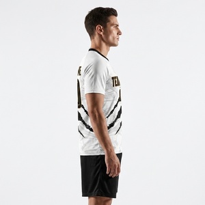 Camiseta de Fútbol Sublimada Personalizada para Hombre, Manga Corta, Cuello Redondo, Absorbe la Humedad, Impresión de Nombre y Número del Equipo, Ajuste Atlético, para Todas las Temporadas - Product Image 4